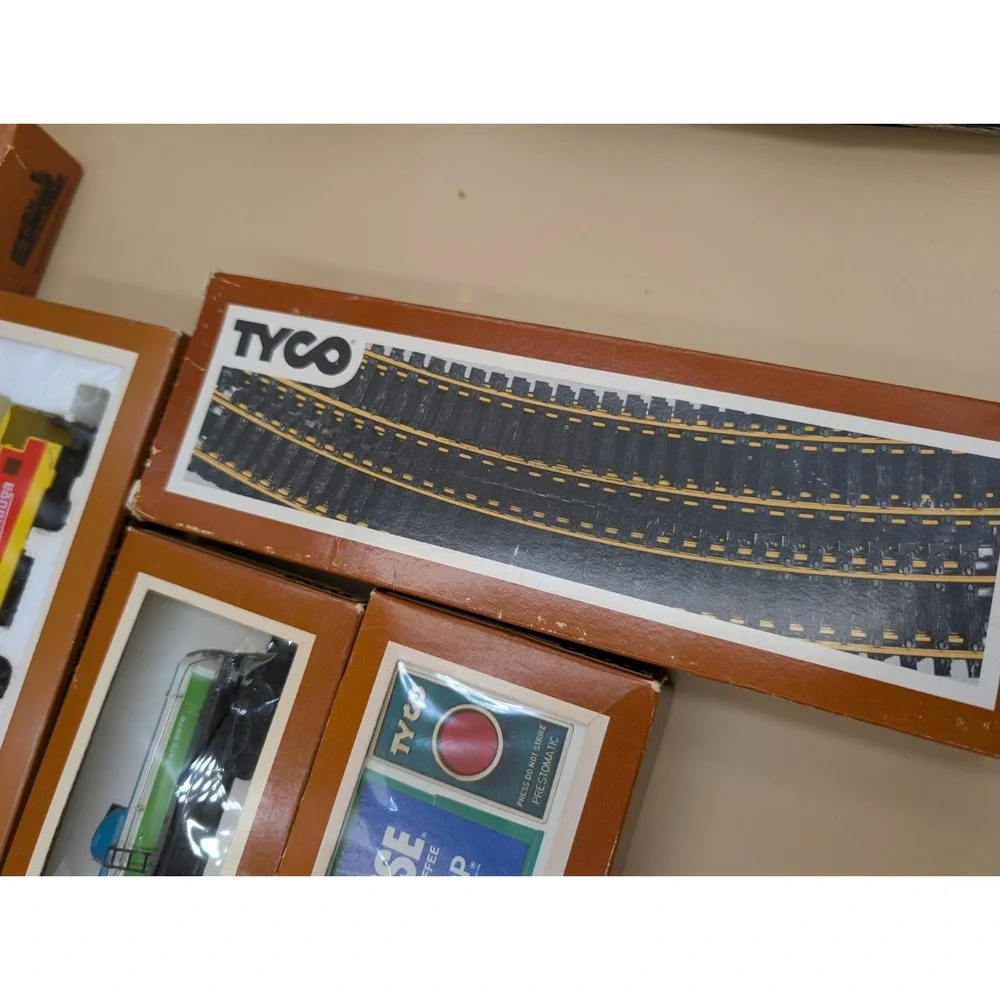 Tyco Train Cars Lot W Track & Billboard Whistle 10 Pcs Baby Ruth Jell-o Shell